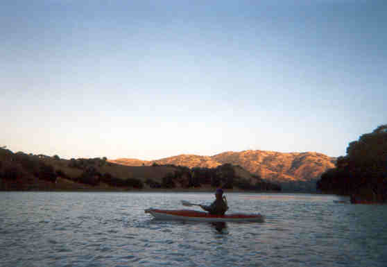 Yendo por Canoa mientras el sol se pone en la represa DeValle en Livermore, California, USA